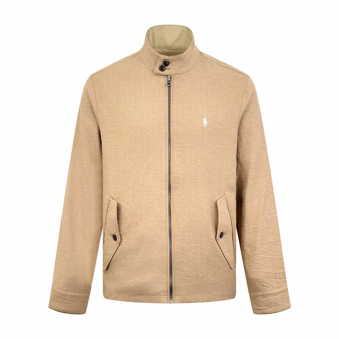 P590 Ralph Lauren pony embroidered reversible jacket (khaki). Original purchase and development for RMB 3,990. The fabric is made of custom-made matte moire taffeta and twill jacquard brocade. It is light and tough, has a smooth drape, is comfortable and skin-friendly, and has a khaki brown tone. Calm and noble, twins in one suit. Unlimited style. One side is decorated with twill jacquard brocade and has its own retro filter, like an old-school gentleman's pocket watch gear. The other side is made of matte moiré taffeta, which brings a sense of relaxed breathing. It has a casual gene and is embellished with exquisite pony logo. It is highly recognizable. The classic stand-up collar is closed with three hidden button tabs. Simplicity controls complexity. The design philosophy hidden in the details. Double-sided style. Hidden old money and slack in one garment. Imported machine embroidery technology is used. Advanced computer control system and sophisticated mechanical components are used to realize the iconic pony embroidery operation with high precision. The lines are smooth and delicate. The template machine opens the bag. The preset template guides the position, shape and size of the bag. The accuracy ensures the quality of the bag opening effect. Ergonomic three-dimensional cutting returns to traditional craftsmanship through segmentation, folding, shrinking and stretching. The so-called slow work and fine work are the respect for the material. The pursuit of feel. The workmanship is complex and tedious. Slow aging. High loss. The fabrics have been washed. Better hand feel and texture. Not easy to deform and not easy to shrink. Not easy to fade and maintain long-lasting beauty. Size:S-M-L-XL